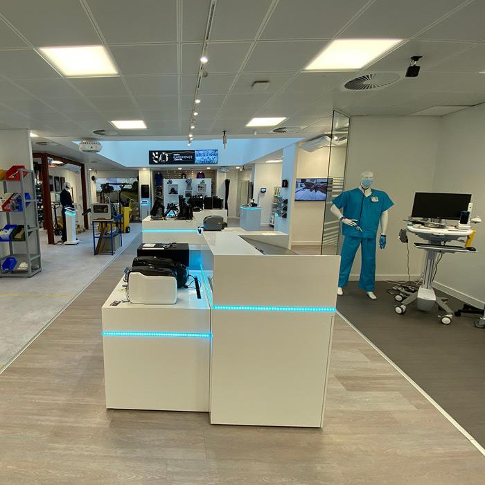 HT Stone in visita allo Zebra Experience Center a Bourne End, UK